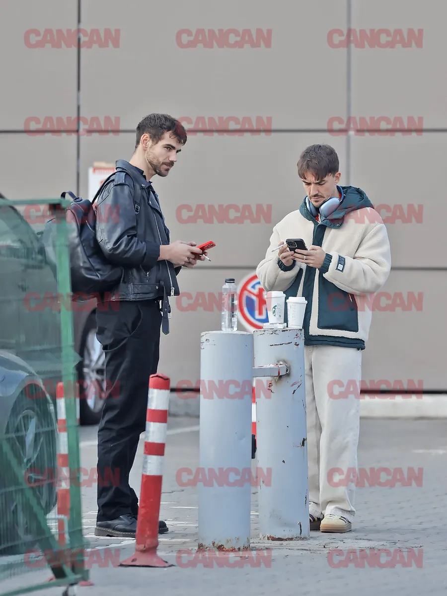 Au stat pe telefoane și nu și-au vorbit aproape deloc