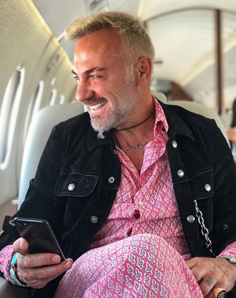 Gianluca Vacchi, kiki challenge în costum de baie pentru femei și… tocuri