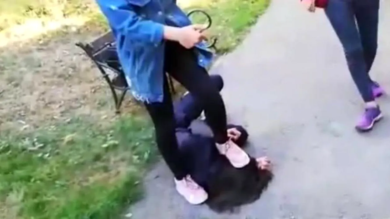O adolescentă de 13 ani a fost bătută de două fete, iar a treia a filmat totul: ”M-am jurat că...” | VIDEO