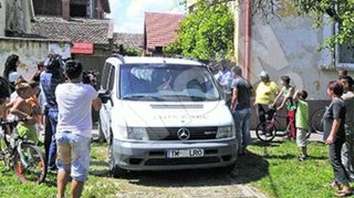 O femeie, distrusa dupa ce fostul sot i-a ucis copila si s-a spanzurat "Mai bine ma omora pe mine decat pe fetita mea"