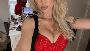 Cum gătește Andreea Bănică la aragaz. Gospodinele sigur se vor revolta: poartă pantaloni și...