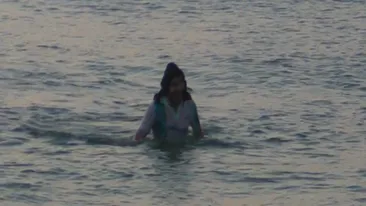 Cel mai pudic turist de pe litoral! Şi-a dorit atât de mult să facă o baie in mare, incât a uitat un lucru esential!