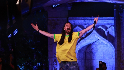 DJ Steve Aoki a revenit în România după 8 ani! Celebrul DJ a făcut un show memorabil