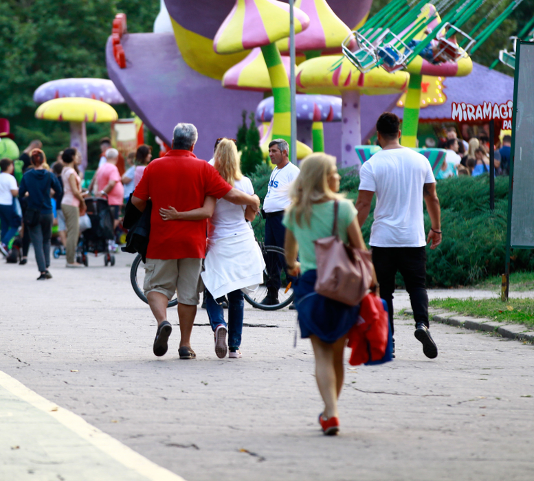 Exclusiv | Soţul cântăreţei era la doar câţiva metri mai încolo. Am fotografiat-o pe Anda Adam  îmbrăţişată în parc cu…