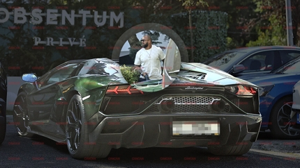 Alex Bodi, strâns cu ușa, la propriu! Și-a parcat cu greu Lamborghini-ul Aventador