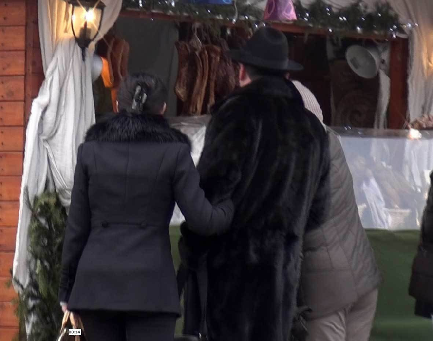 Dan Nicorescu şi partenera lui de plimbare au degustat bunătăţile de la târgul de Crăciun