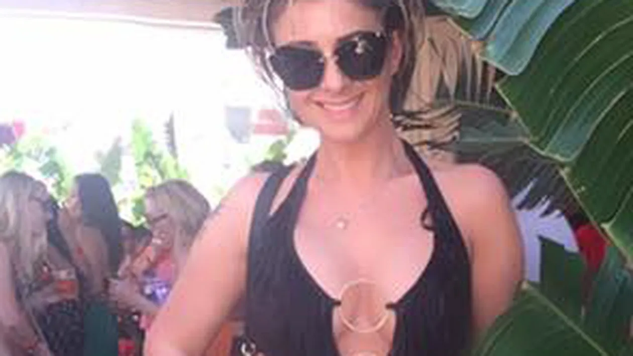 Ce bine arată sexy-impresara în costum de baie! Soţia lui REGHE i-a făcut pe internauţi să exclame „I-a căzut paiul din gură!“ | FOTO