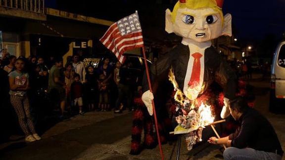 Fotografii cu DONALD TRUMP, arse la o ceremonie ciudată din Guatemala: Participanţii au spus că e reprezentarea diavolului