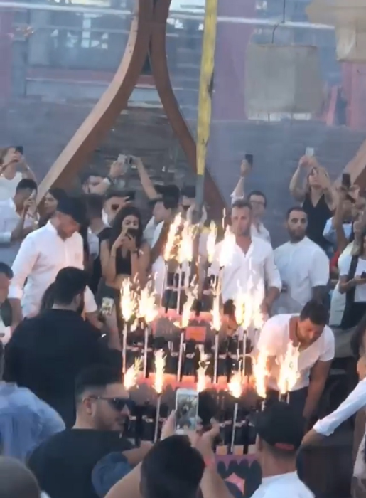 Mega-aroganța pe care au făcut-o ”Regii distracțiilor”. Au comandat o piramidă de 200 de șampanii ce a fost adusă cu o macara la masă