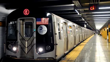 Metodă inedită! Cum îi fac autoritățile din New York atenți pe călătorii de la metrou la regulile de protecție sanitară