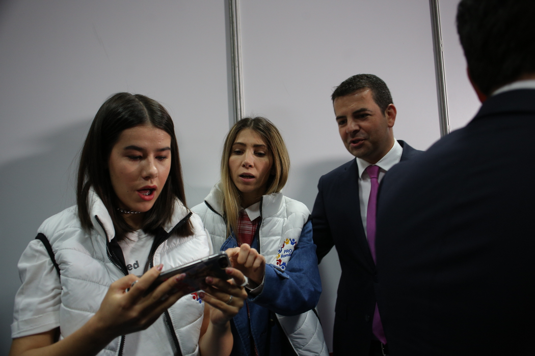 Denisa Potecaru și Silvia Popescu, alături de Daniel Constantin