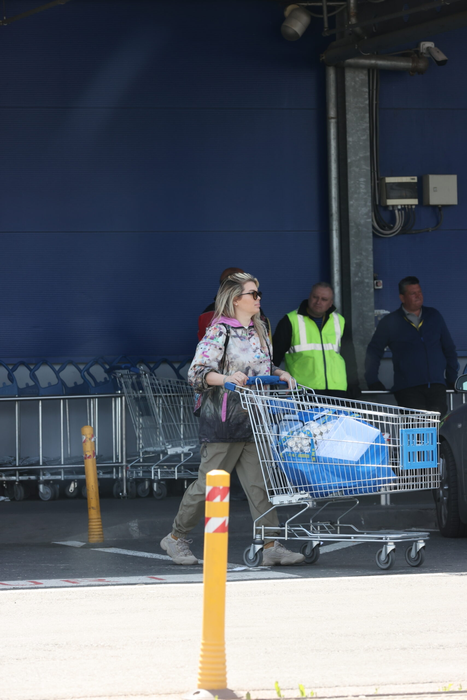 Gina Pistol a ”preluat” un cărucior și e gata de atac (Foto: CANCAN.RO)
