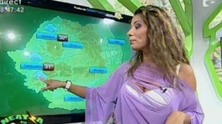 VIDEO Roxana Vancea a defilat intr-o rochie rupta si transparenta! "Vecina" si-a aratat lenjeria intima si sanii generosi care "tipau" din sutien