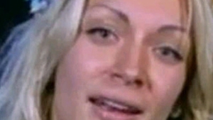 CE TUPEU! A ramas in sanii goi la Al Jazeera! Uite cum reactioneaza conducatoarea grupului Femen, la nervi!