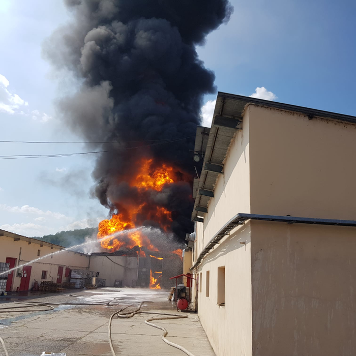 Incendiu puternic la o fabrică de vopsele din Mihăești-Vâlcea | FOTO + VIDEO