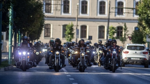 Peste 250 de motocicliști i-au adus un ultim omagiu lui Nicu Covaci pe străzile din Timișoara: „Ne-a învăţat să ne iubim oraşul, să ne iubim ţara”