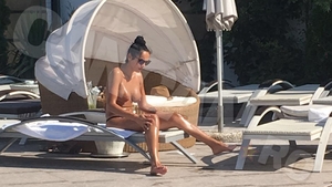 A comandat şampanie, şi-a dat sutienul jos, apoi…Margherita a ”tăbărât” topless pe iubitul secret, la piscină!