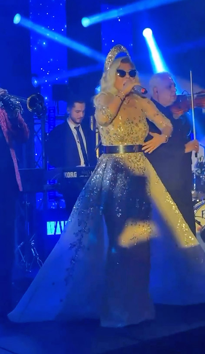Noi imagini fabuloase de la party-ul organizat de moștenitoarea Dedeman și norocosul ei soț. Holograf a cântat dansul mirilor, iar Loredana Groza a dinamitat hiper-nunta anului. Singura ”necunoscută”: de ce a lipsit soacra mică din toate fotografiile?!