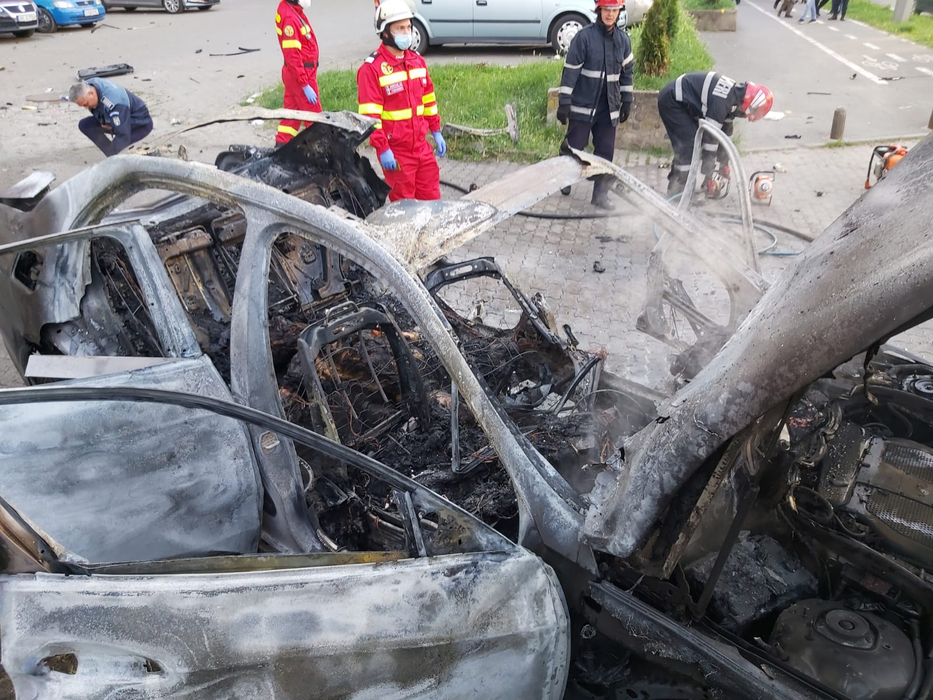 Incendiu în Arad. Un bărbat a fost găsit mort în flăcări, într-o mașină care a ars