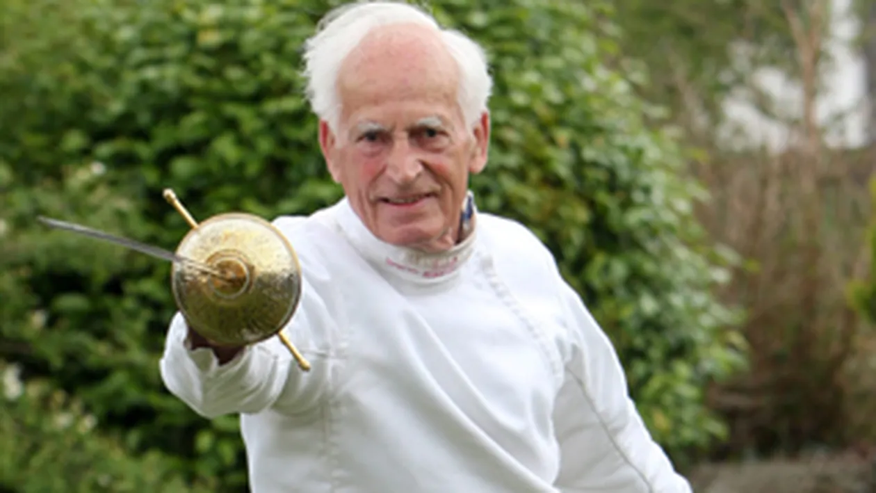 Muschetar la 92 de ani! VEZI cel mai batran scrimer din lume