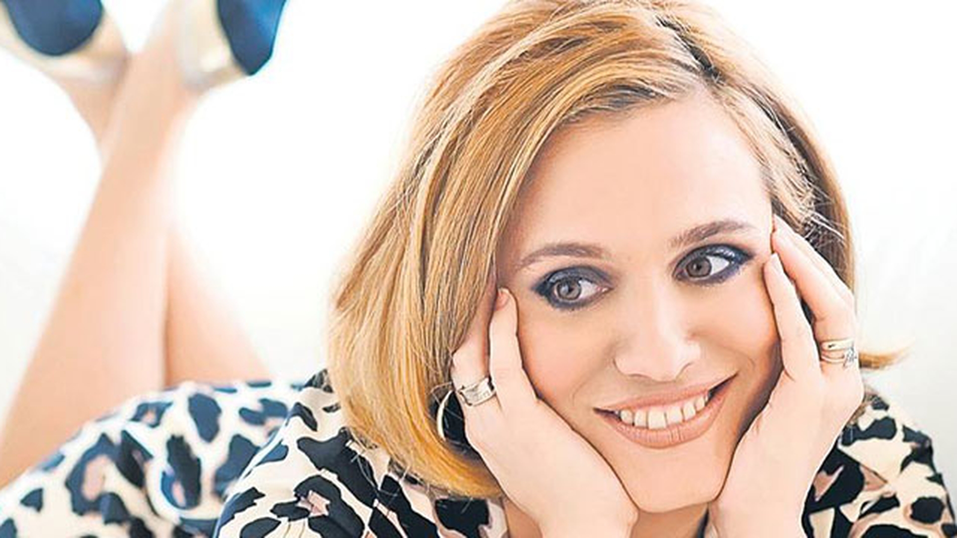 Asa sigur n-ai mai vazut-o! Andreea Esca, imbracata intr-o tinuta speciala pentru anotimpul ploios! O razi copios cand o vei vedea