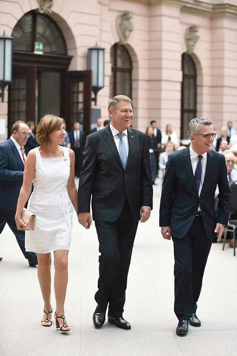 Nu o recunoști! Cum arăta Carmen Iohannis în tinereţe! În copilărie, Prima Doamnă a luat lecții de balet și de pian