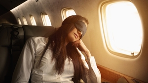 O femeie a fost abuzată sexual în avion, în timp ce dormea! Agresorul era cu soţia lângă el! Detalii cutremurătoare