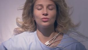 Lora, pe patul de spital, conectată la aparate! Cum a ajuns acolo