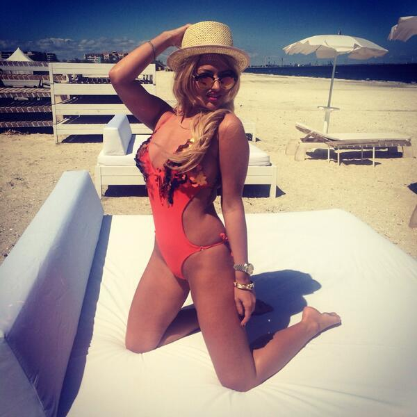 Delia s-a pozat sexy la piscină. Fanii au fost în extaz după ce au văzut fotografiile