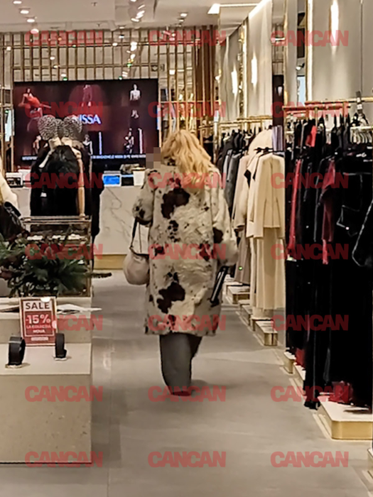 Dana Săvuică defilează ca la 20 de ani, prin mall