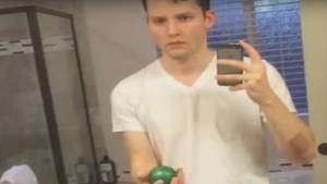 VIDEO - Această iluzie optică te va lăsa fără cuvinte.  Un bărbat face o minge să treacă printr-o oglindă 