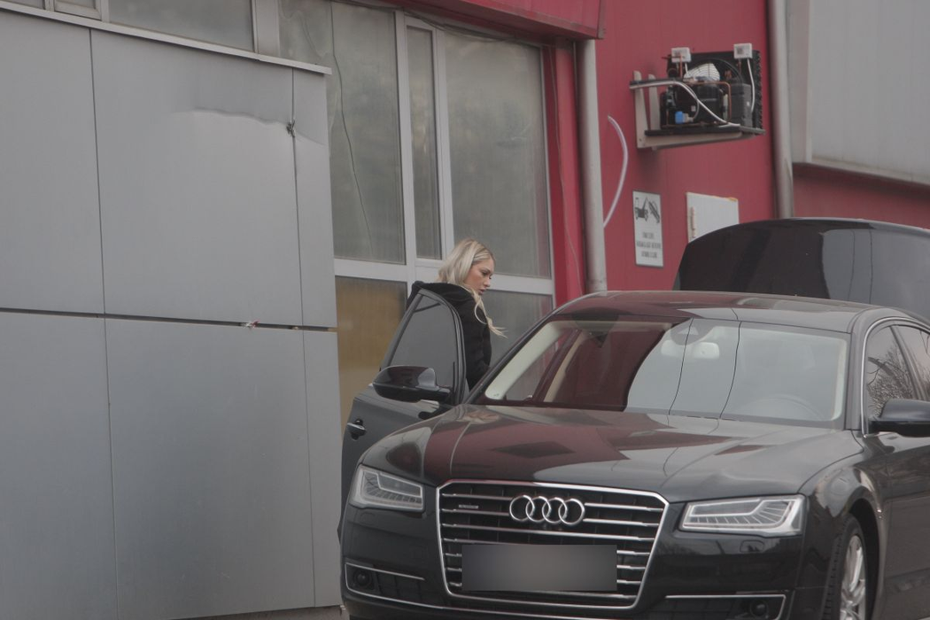 În tot acest timp, Raluca Miu l-a așteptat cumințică în mașină
