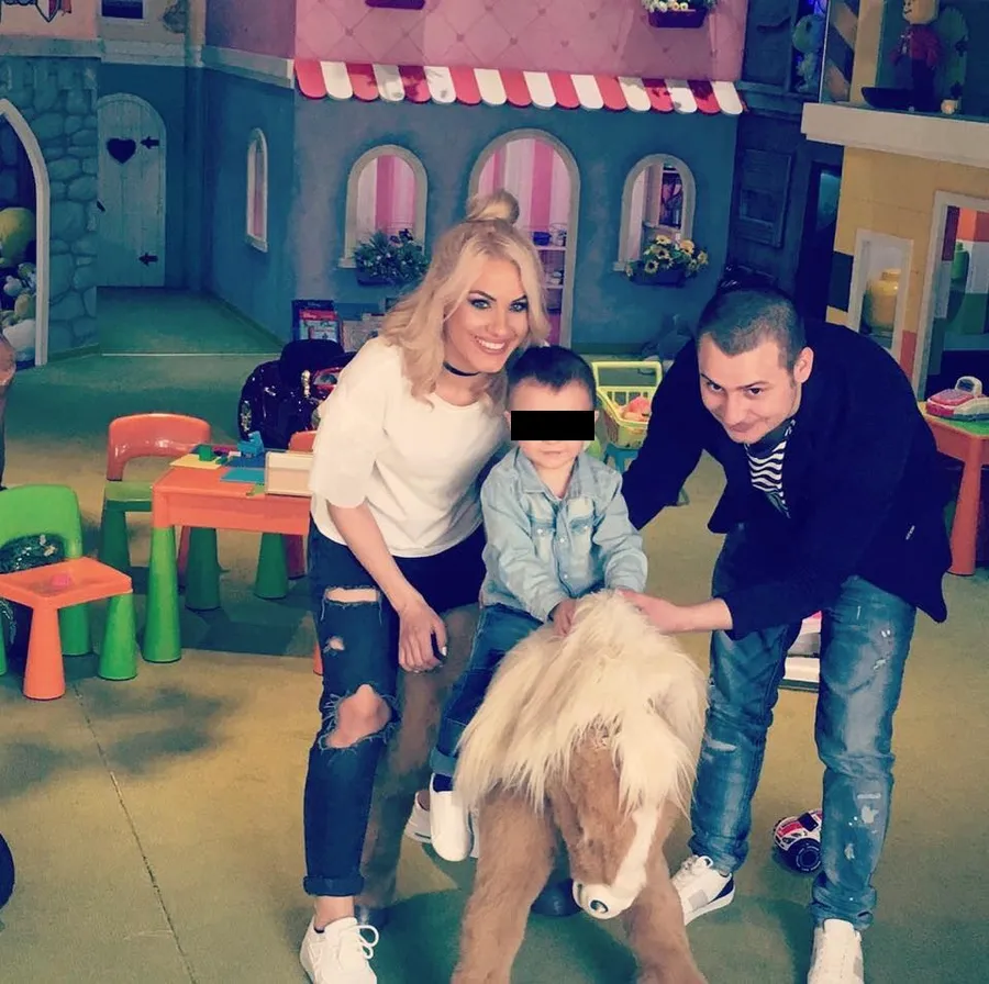 Amna împreună cu fostul soț și micuțul David, la un loc de joacă