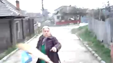 Video inadmisibil! O batranica beata este lovita si batjocorita in ultimul hal de doi tarani - Atentie, imagini tulburatoare!