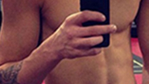 Nu o sa iti vina sa crezi cine s-a apucat sa traga de fiare! Uite ce abdomen si ce pectorali a ajuns sa aiba!