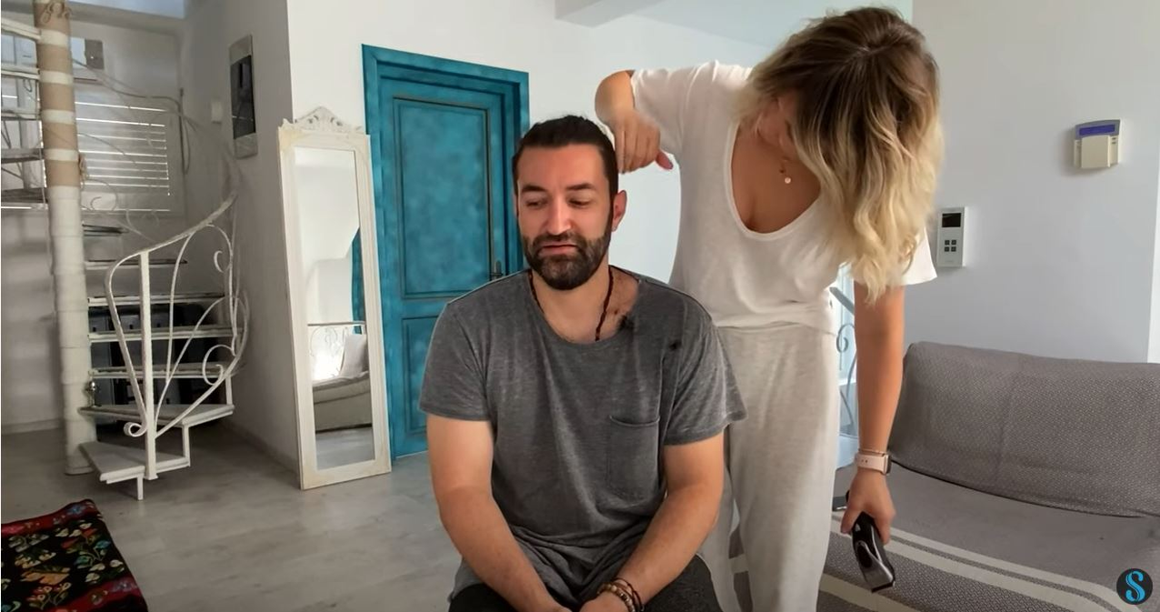 Gina Pistol și Smiley, fotografiați în ipostare tandre! Prezentatoarea de la Antena 1 l-a pipăit într-o zonă intimă pe artist în timp ce erau la o petrecere