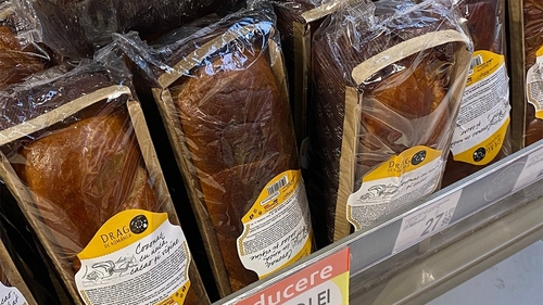 Nu e o eroare! Cu câți lei se vinde un cozonac în supermarketurile Carrefour din România: "S-a rupt prețul"