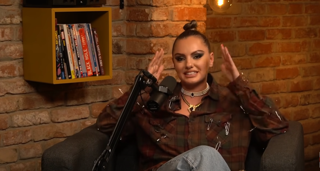 Alexandra Stan, discuție hilară cu un preot, după ce tot internetul a văzut-o dezbrăcată: ”Tu crezi că, noi preoții, nu mai stăm…”