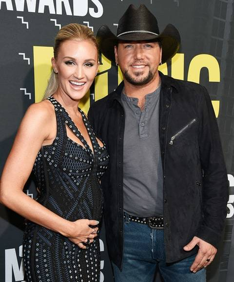 Soţia însărcinată a lui JASON ALDEAN, cântăreţul care se afla pe scenă când a început atacul din Las Vegas, rupe tăcerea: „Bebeluşul…”