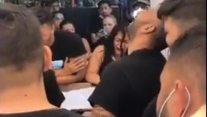 Scene ULUITOARE la căpătâiul lui Emi Pian! Sorin Copilul de Aur a căzut în genunchi în timp ce cânta + Interlopii au ”aruncat” cu bani VIDEO