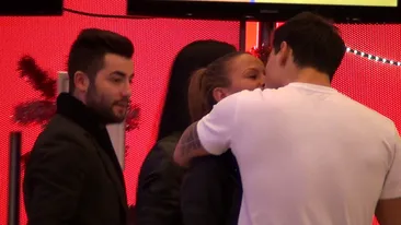 Frumuselul Demeter nu va fi singur de Craciun. Fostul amant al Sylviei si-a gasit o satena sa-i tina de cald!