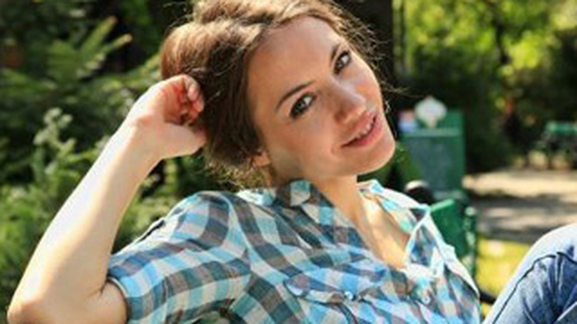 VIDEO Sosia romanca a Angelinei Jolie s-a sinucis!