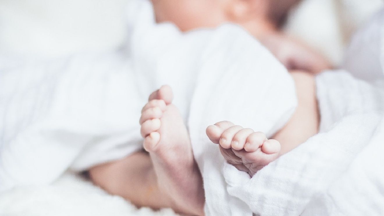 Au devenit părinți la 9 luni de când s-au căsătorit! Vedetele din România sunt în extaz: au o fetiță