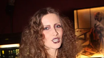 Iulia Albu a plecat de acasa! Si-a luat doar fetita si hainele si s-a mutat intr-un apartament nou pe aceeasi scara cu Mihai!