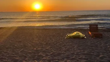 Descoperire macabră pe o plajă din Eforie Nord! Trupul unui tânăr de 17 ani înecat, adus la mal de valuri