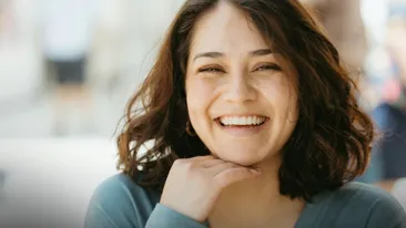 (P) 7 Moduri În Care Zâmbetul Îți Schimbă Corpul: Nutriție, Oase, Psihologie și Performanță”