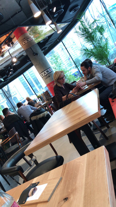 Ambasadoarea Olandei, Stella Ronner Grubacic, s-a întâlnit la cafenea cu Cristian Movilă, un personaj foarte interesant