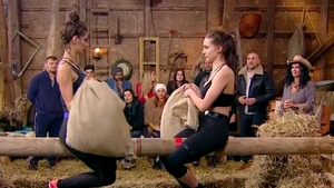 Bombele sexy din ”Ferma”, Ioana Filimon și Otilia Bilionera, au ajuns la duel! Care dintre ele a fost eliminată