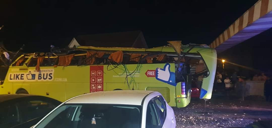 Un autocar s-a izbit de un limitator de înălțime, în județul Constanța