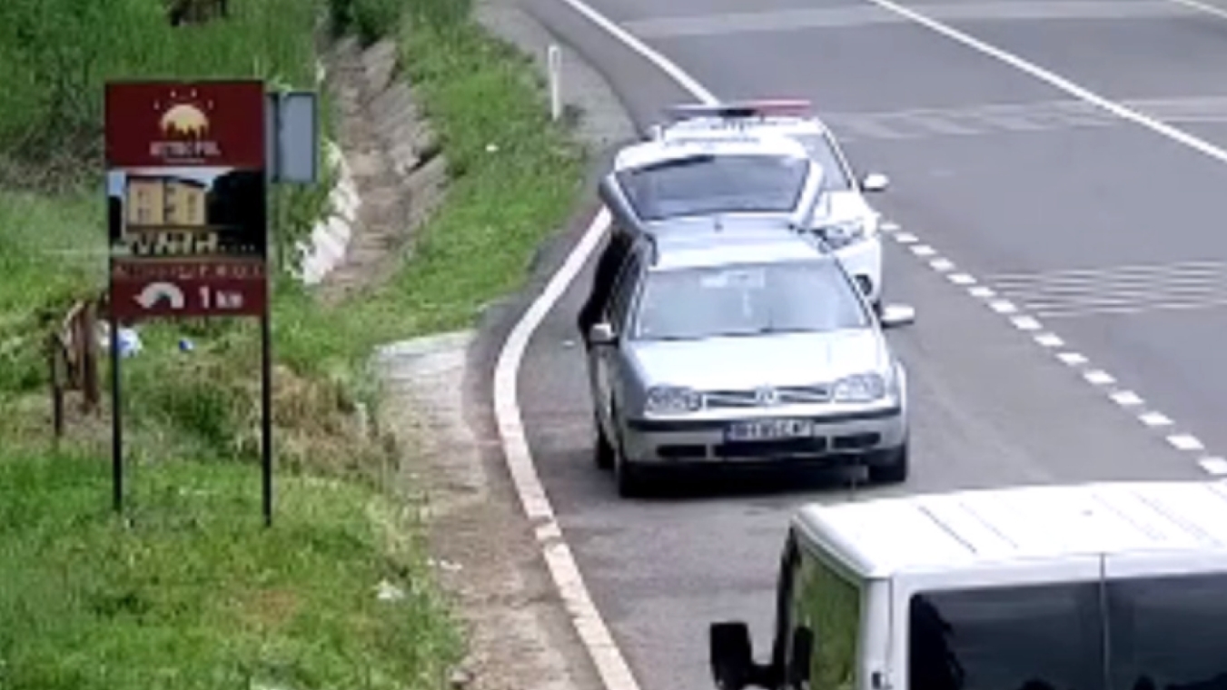 Ce i s-a întâmplat unui bihorean, după ce a aruncat gunoiul pe marginea drumului dintr-o mașină